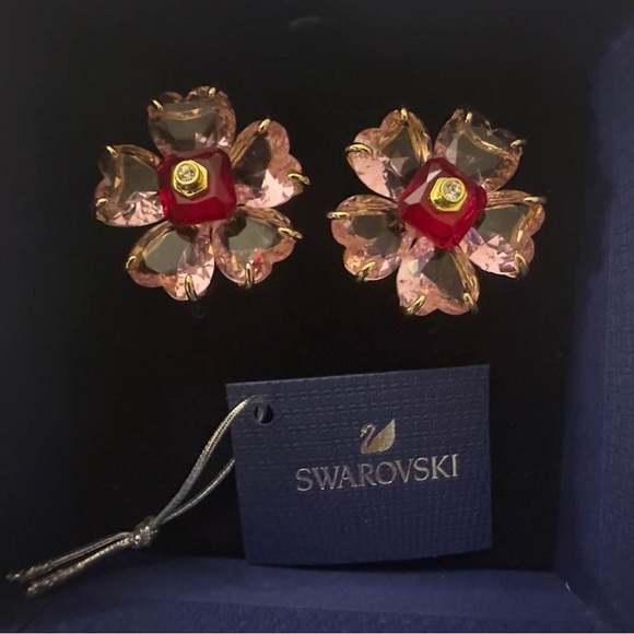 Swarovski Idyllia stud earrings
Flower, Pink, Gold-tone plated - Picture 2 of 5